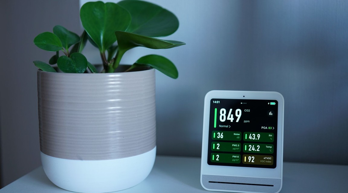 Balkonkraftwerk mit Solarmodulen auf einem Wohnungsbalkon – Anker Solarbank 2 E1600 Pro Setup