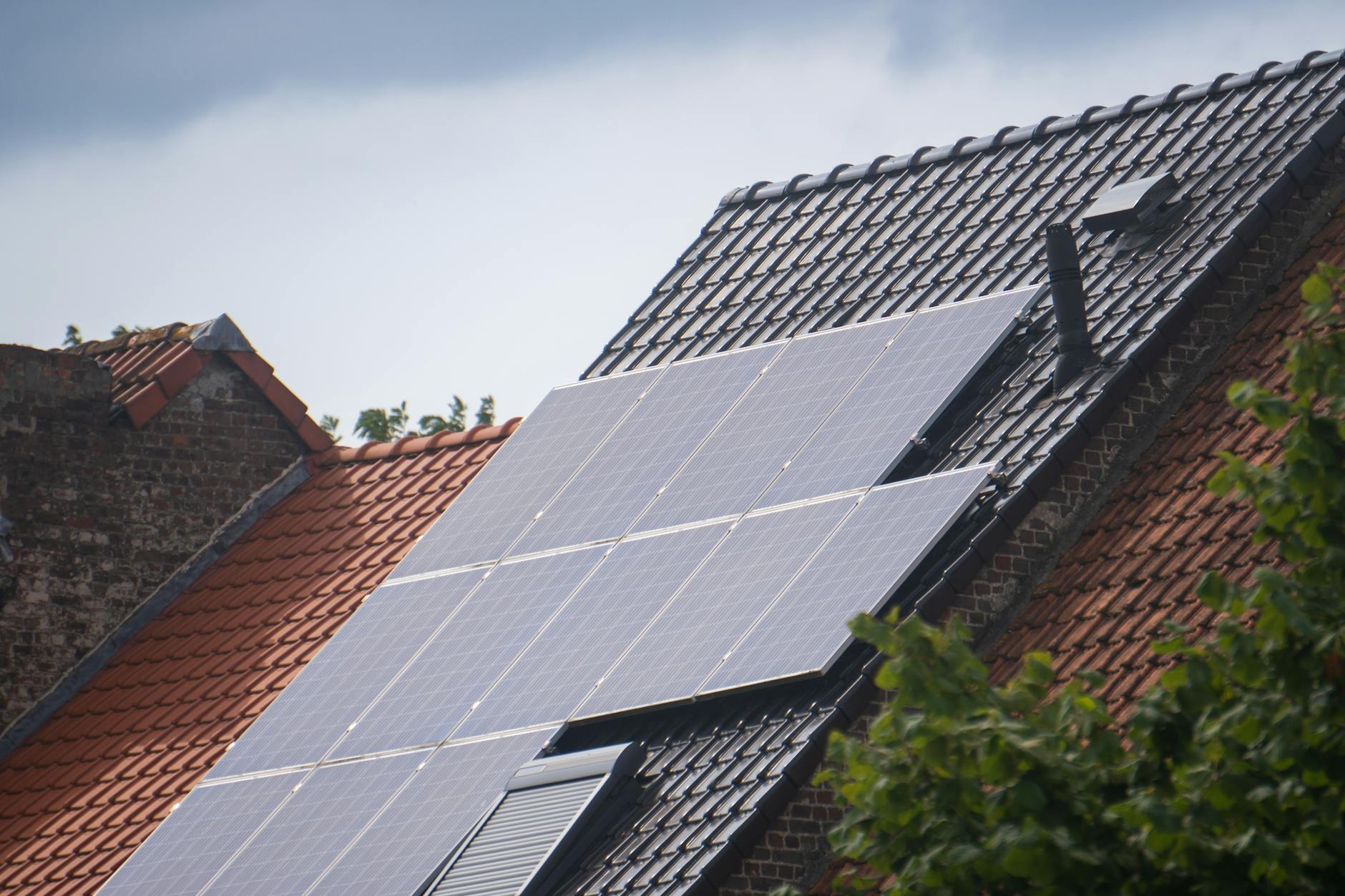 Balkonkraftwerk vs Solaranlage 2026: Lohnt sich Solar bei steigenden Energiepreisen?