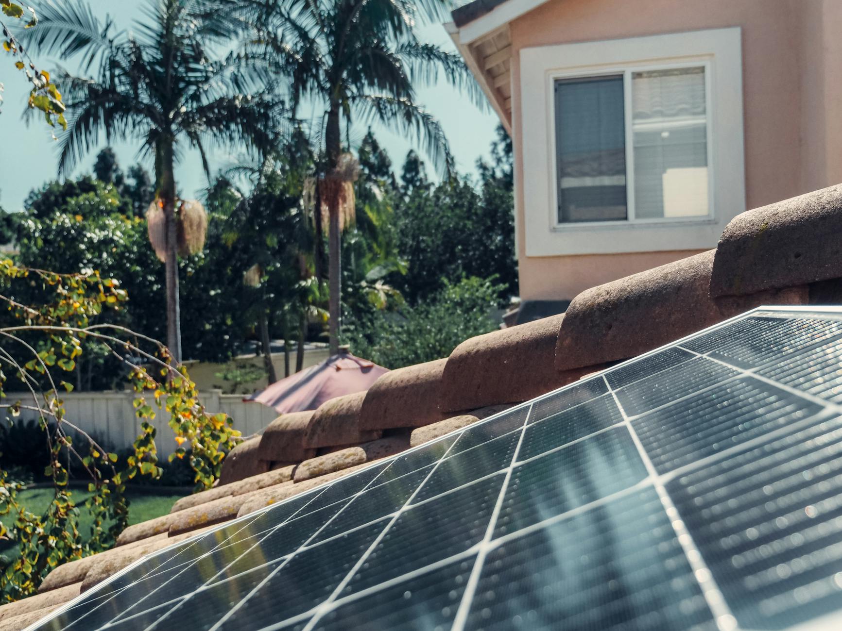 Solarmodule auf einem Dach im Wohnumfeld