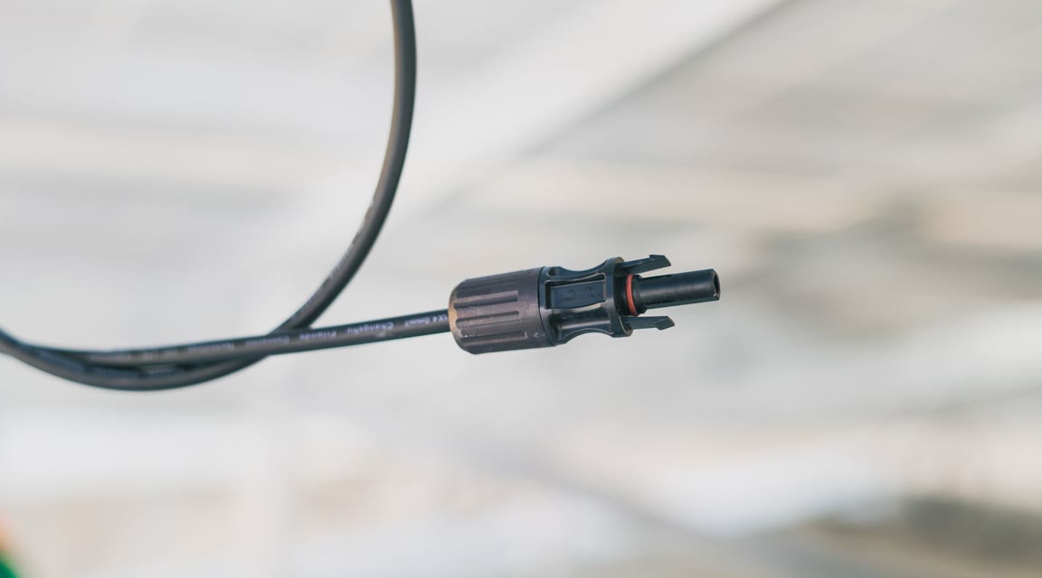 MC4-Stecker am PV-Kabel: Jeder getrennte MPPT-Eingang führt nur den Strom eines einzelnen Moduls.