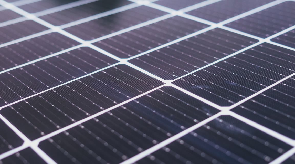 PV-Modul im Einzelstrang: Separate Eingänge vermeiden unnötige Parallelschaltung und hohe Ströme in einem Kabel.