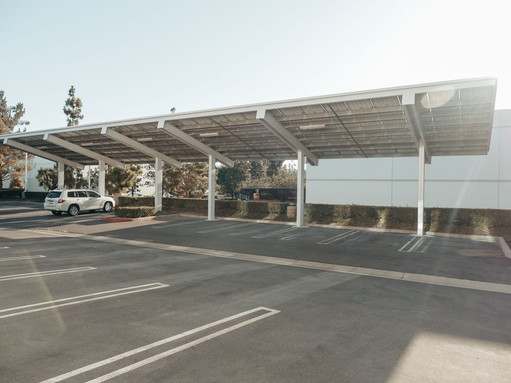 Parkplatz-PV mit Speicher am Moselbad Koblenz: 399 kWp, 184 kWh Puffer, 100 Prozent Eigenverbrauch