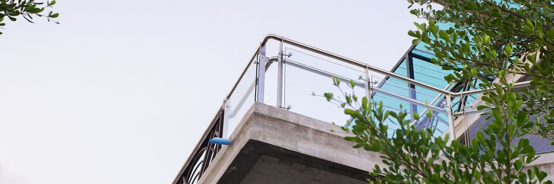 DIY-Halterung für Betonbrüstung mit Schrägdach: Was vor dem ersten Loch zu klären ist