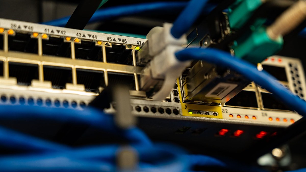 Netzwerk-Switch mit Ethernet- und Glasfaserverbindungen: Grundlagen, die Junior-Systemadministratoren verstehen müssen.