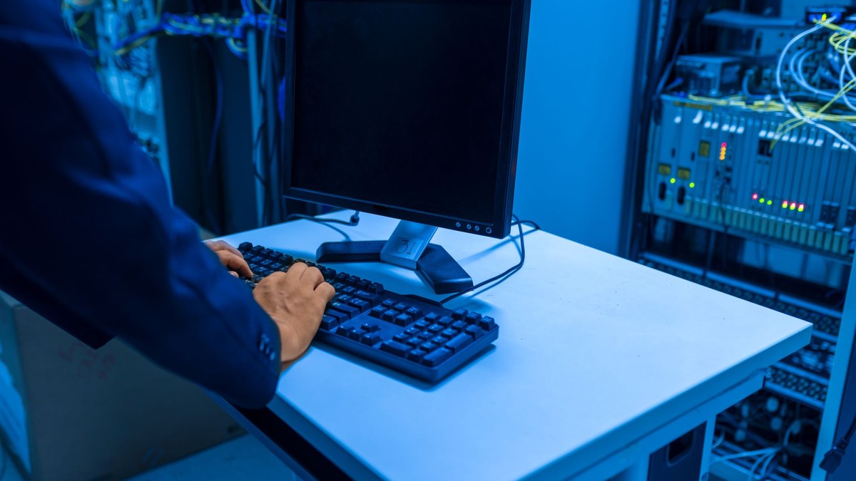 Arbeitsplatz im Serverraum: Systemadministration verbindet Tickets, Monitoring und reale Netzwerkinfrastruktur.