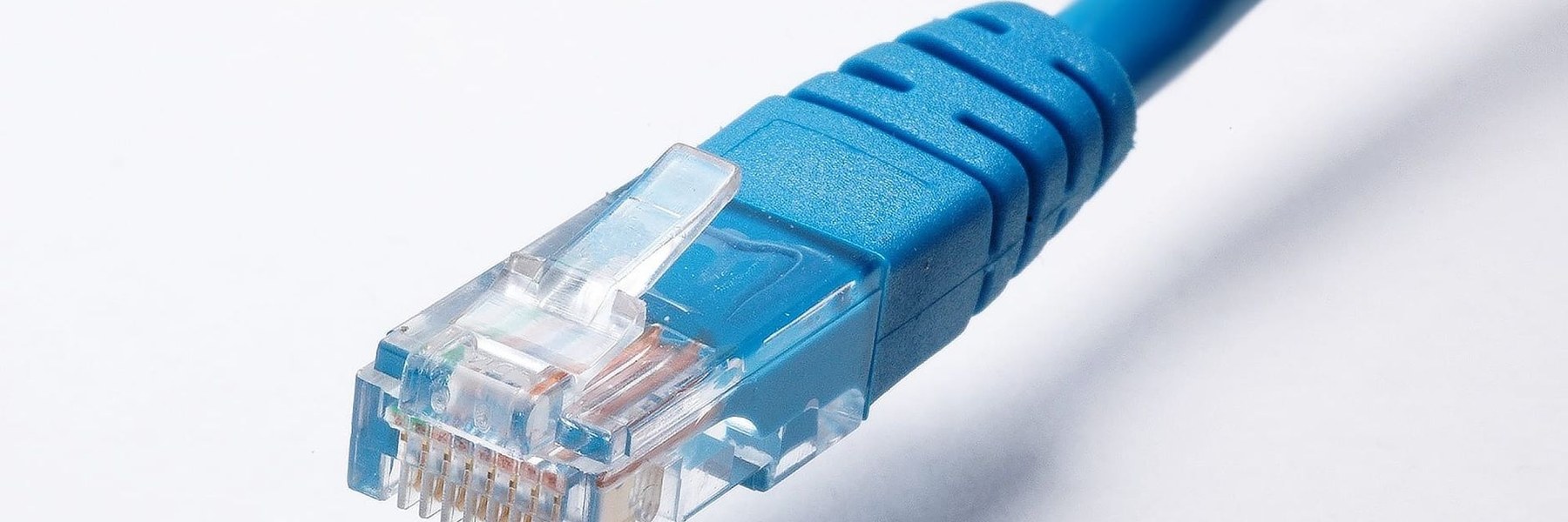 RJ45-Stecker für CAT6-Verlegekabel: So schließt du den Decken-Access-Point richtig an