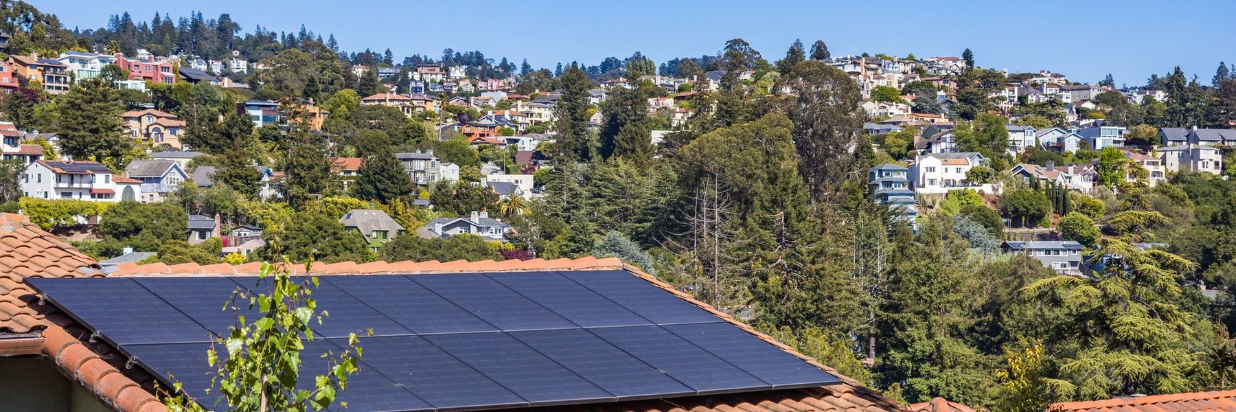 PV-Zubau 2026: Großanlagen tragen den Markt, Heimspeicher holen auf